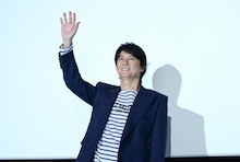 ファンに手を振る福山雅治。