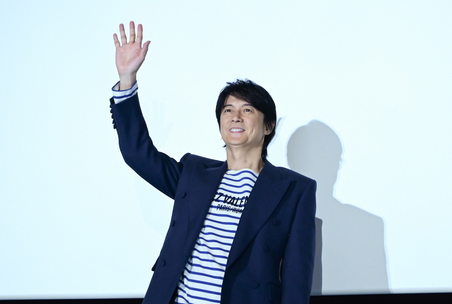 ファンに手を振る福山雅治。