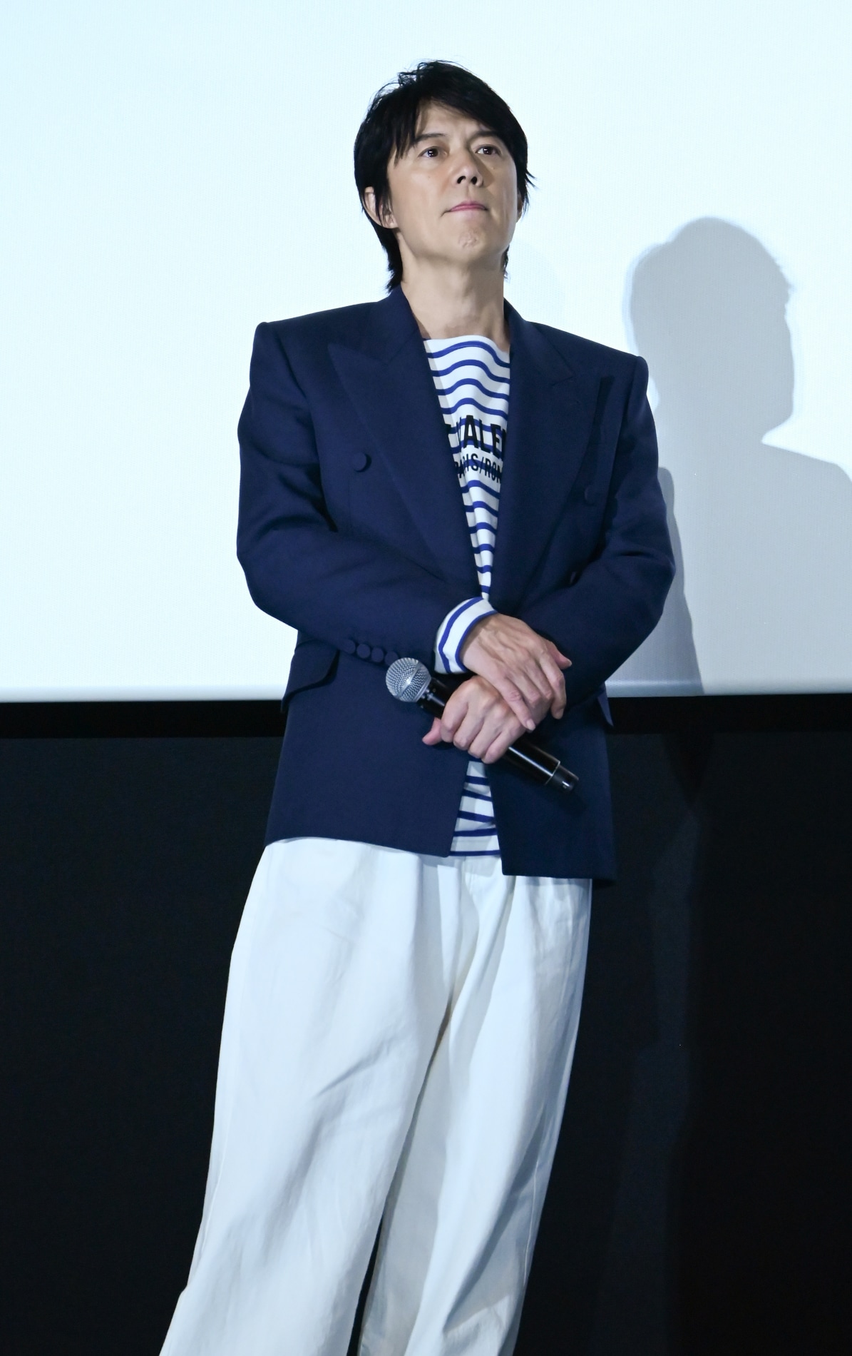 質問者の言葉に耳を傾ける福山雅治。 - 福山雅治がライブフィルム