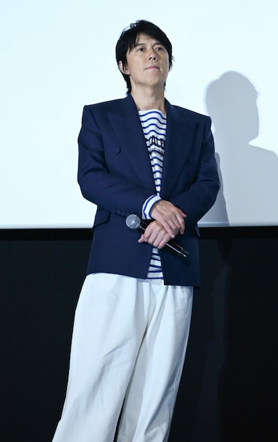 質問者の言葉に耳を傾ける福山雅治。