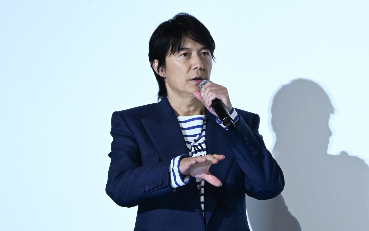 映画のこだわりポイントを語る福山雅治。