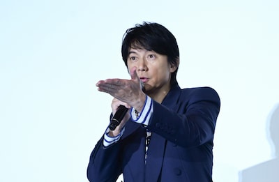 昔のグッズを持参するファンを見つけた福山雅治。