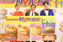 本日1月29日に行われたCM発表会件に、みちょぱ（左）とともに登壇した数原龍友（中央）と片寄涼太（右）。