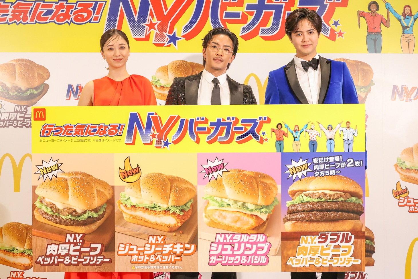 本日1月29日に行われたCM発表会件に、みちょぱ（左）とともに登壇した数原龍友（中央）と片寄涼太（右）。