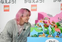「レゴ®どうぶつシリーズ」を見つめる佐久間大介。