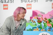 「レゴ®どうぶつシリーズ」を見つめる佐久間大介。