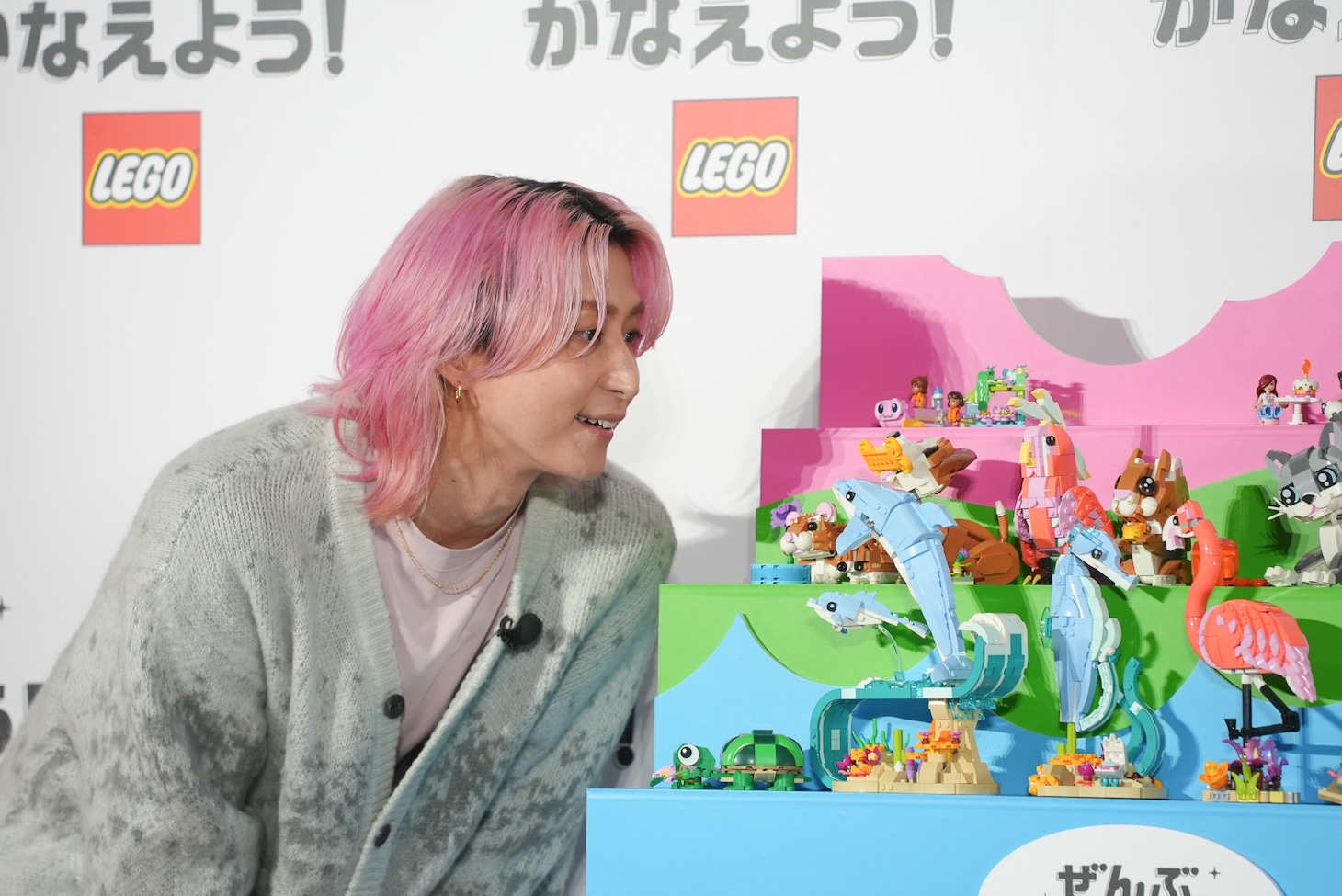 「レゴ®どうぶつシリーズ」を見つめる佐久間大介。