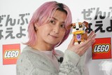 レゴ®の犬と同じように瞳を輝かせる佐久間大介。