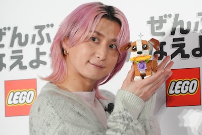 レゴ®の犬と同じように瞳を輝かせる佐久間大介。