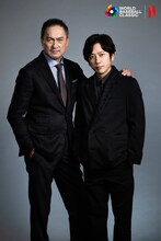 左から渡辺謙、二宮和也。