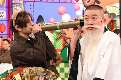 「たぬきときつね」より。松尾駿に耳打ちする山田涼介。 ©日本テレビ