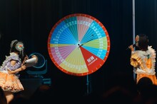 ダーツでツアーの行き先を決めるフューチャーサイダー。