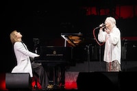 「RED SWAN」を披露するYOSHIKIとHYDE。（撮影：田中聖太郎）