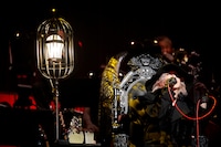 玉座に座り、歌い上げるHYDE。（撮影：田中和子）