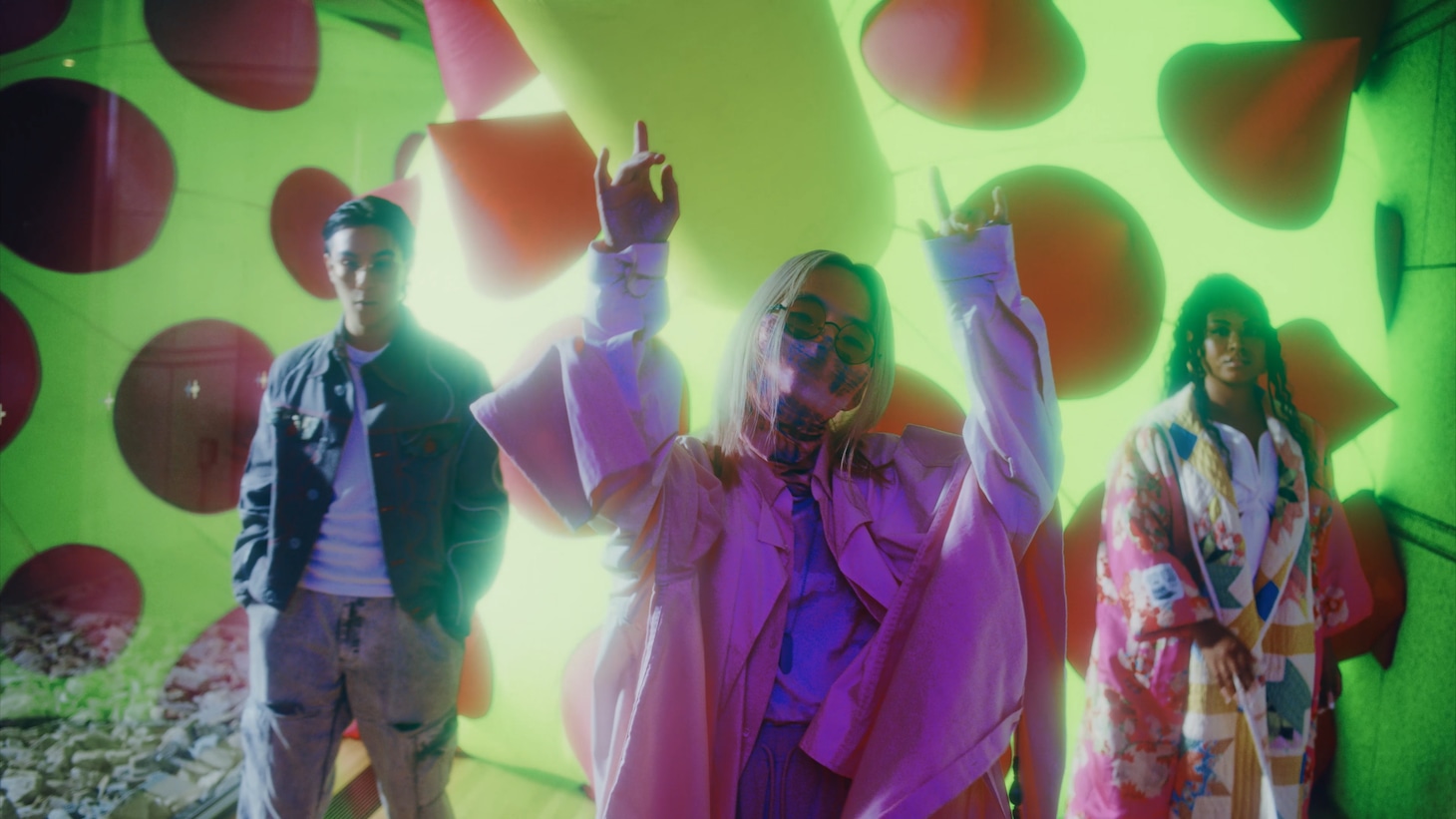 「Flowers with the Thorns」ミュージックビデオより。