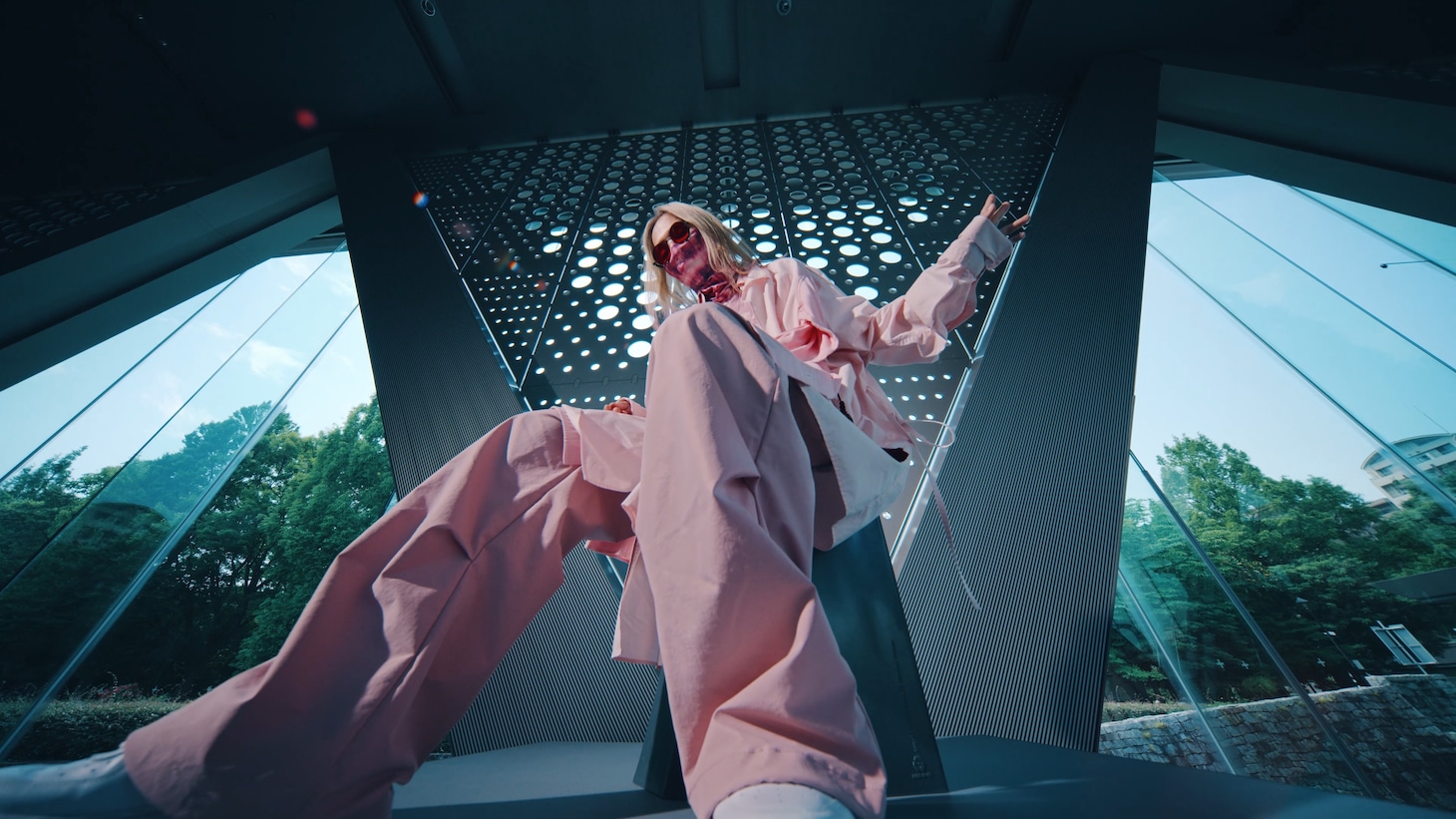 「Flowers with the Thorns」ミュージックビデオより。