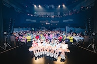 フロアをバックに記念撮影するフューチャーサイダー。