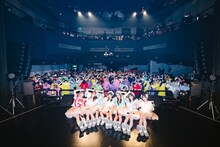 フロアをバックに記念撮影するフューチャーサイダー。