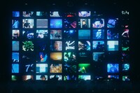 オープニング映像が流れるステージ。（Photo by Kosuke Ito）