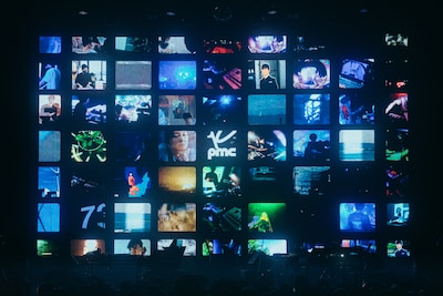 オープニング映像が流れるステージ。（Photo by Kosuke Ito）