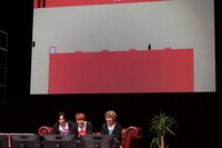 「LEVEL DEVIL」をプレイする3人。