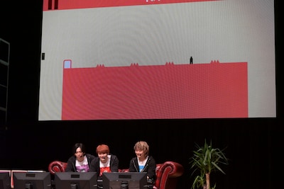 「LEVEL DEVIL」をプレイする3人。