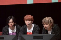 「LEVEL DEVIL」をプレイする3人。