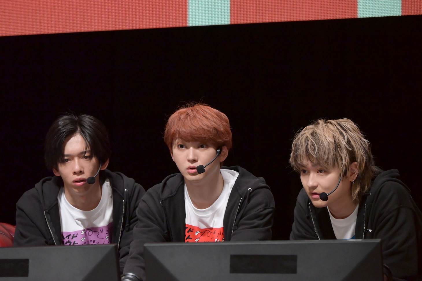 「LEVEL DEVIL」をプレイする3人。