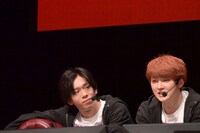 「LEVEL DEVIL」ラストステージに熱中するユーキ（超特急）と橘柊生（DISH//）に視線を送るリョウガ（左 / 超特急）。