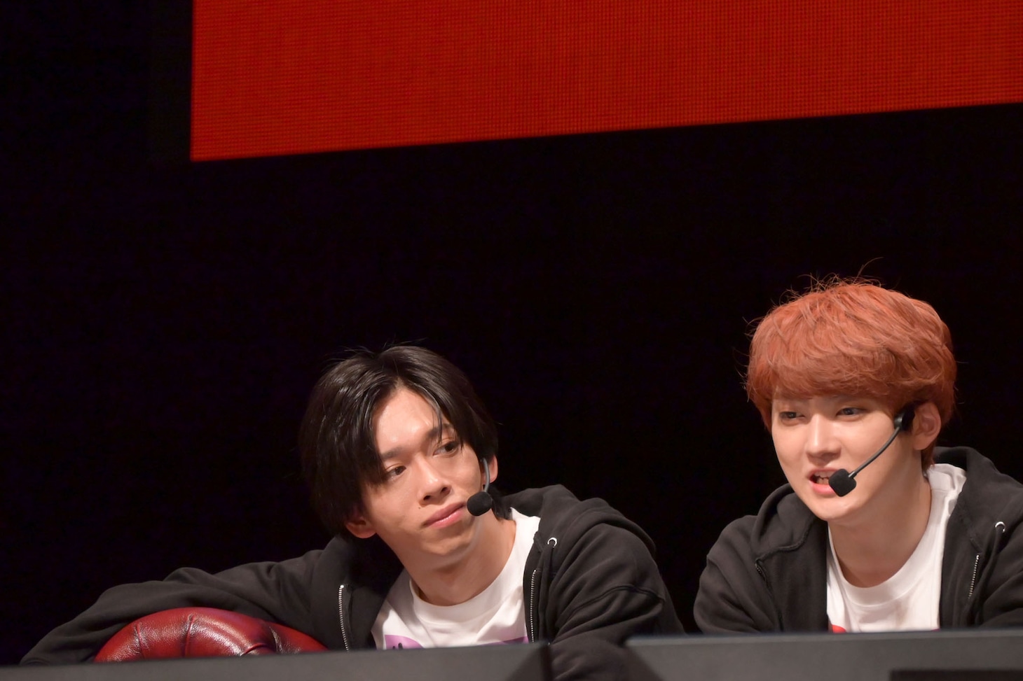 「LEVEL DEVIL」ラストステージに熱中するユーキ（超特急）と橘柊生（DISH//）に視線を送るリョウガ（左 / 超特急）。