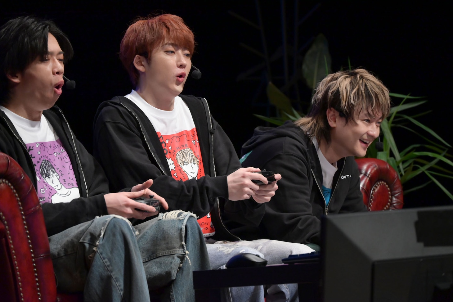 左から、サルになりきってゴールを喜ぶリョウガ（超特急）とユーキ（超特急）、真剣にプレイ中の橘柊生（DISH//）。