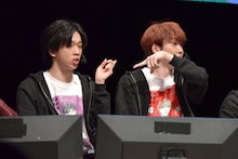 「スーパーモンキーボール バナナランブル」で罪をなすりつけ合うリョウガ（超特急）とユーキ（超特急）。