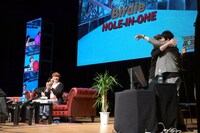 ホールインワンを決め、央川とういキャスターと抱き合う橘柊生（DISH//）。