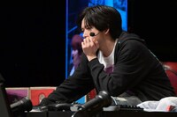 真剣な表情でコースを読むリョウガ（超特急）。