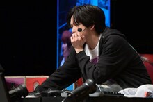 真剣な表情でコースを読むリョウガ（超特急）。