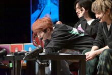 前のめりになってコースを読むユーキ（超特急）。