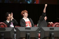 初の賞品ゲットを喜ぶ橘柊生（右 / DISH//）