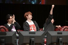 初の賞品ゲットを喜ぶ橘柊生（右 / DISH//）