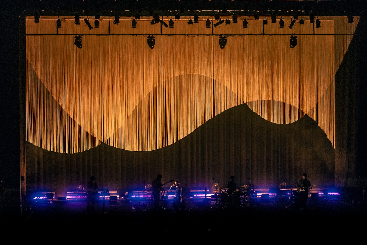 「iri 10th Anniversary LIVE "Episode.0"」東京・東京ガーデンシアター公演より。（撮影：田中聖太郎）