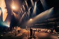 「iri 10th Anniversary LIVE "Episode.0"」東京・東京ガーデンシアター公演より。（撮影：田中聖太郎）