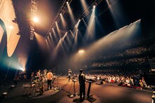 「iri 10th Anniversary LIVE "Episode.0"」東京・東京ガーデンシアター公演より。（撮影：田中聖太郎）