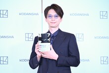 初の著書「アイドル経営者」を手にした大倉忠義（SUPER EIGHT）。