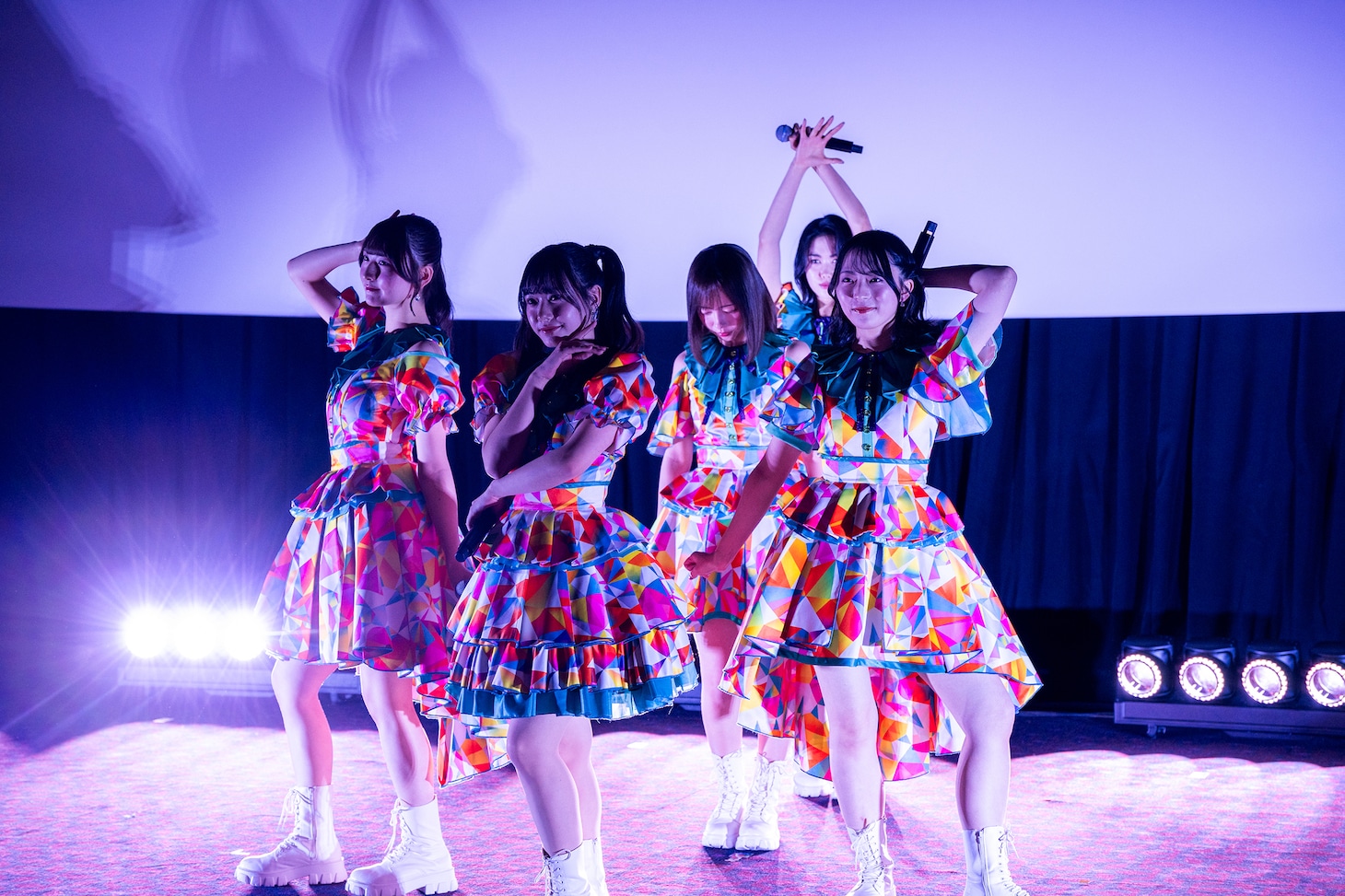 スクリーンの前に登場したハッピー☆ファンファーレ。