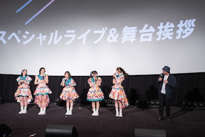 トーク終盤に登場した深田晃司監督（右端）。