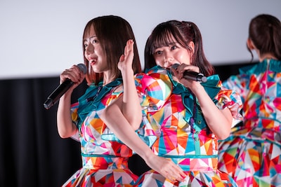 腕を絡ませる山岡真衣（齊藤京子）と清水菜々香（仲村悠菜）。