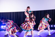 「秒殺だよ」を生披露する辻元姫奈（桜ひなの）。