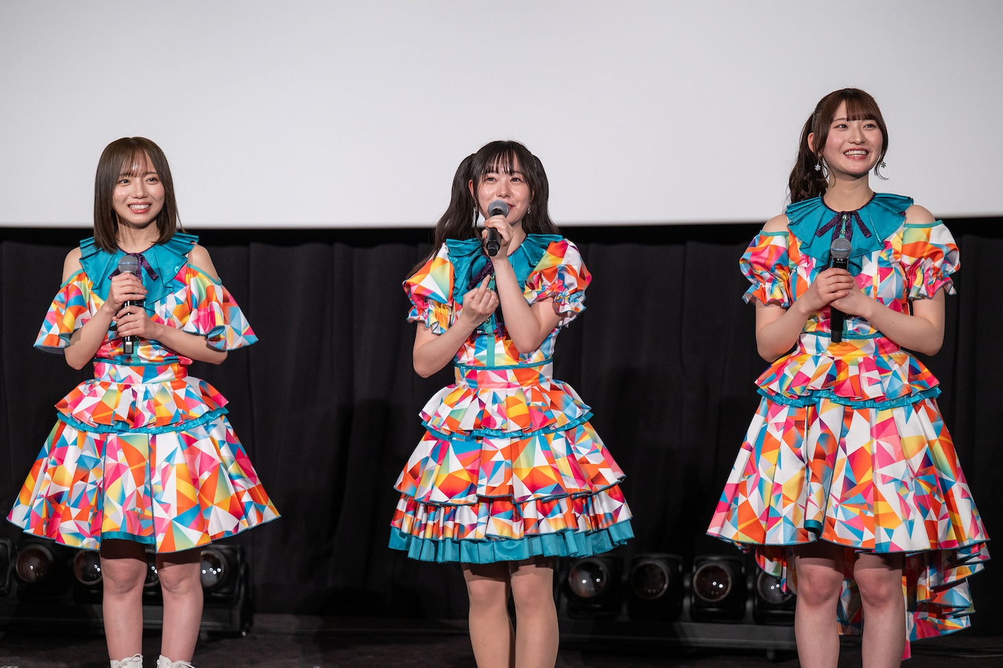 左から山岡真衣（齊藤京子）、清水菜々香（仲村悠菜）、辻元姫奈（桜ひなの）。