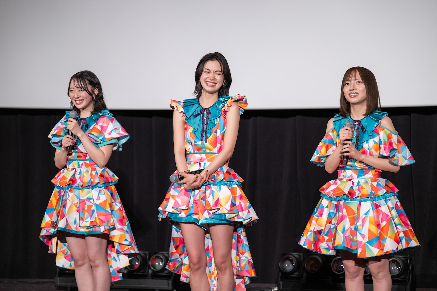 左から三浦美波（今村美月）、大谷梨紗（小川未祐）、山岡真衣（齊藤京子）。