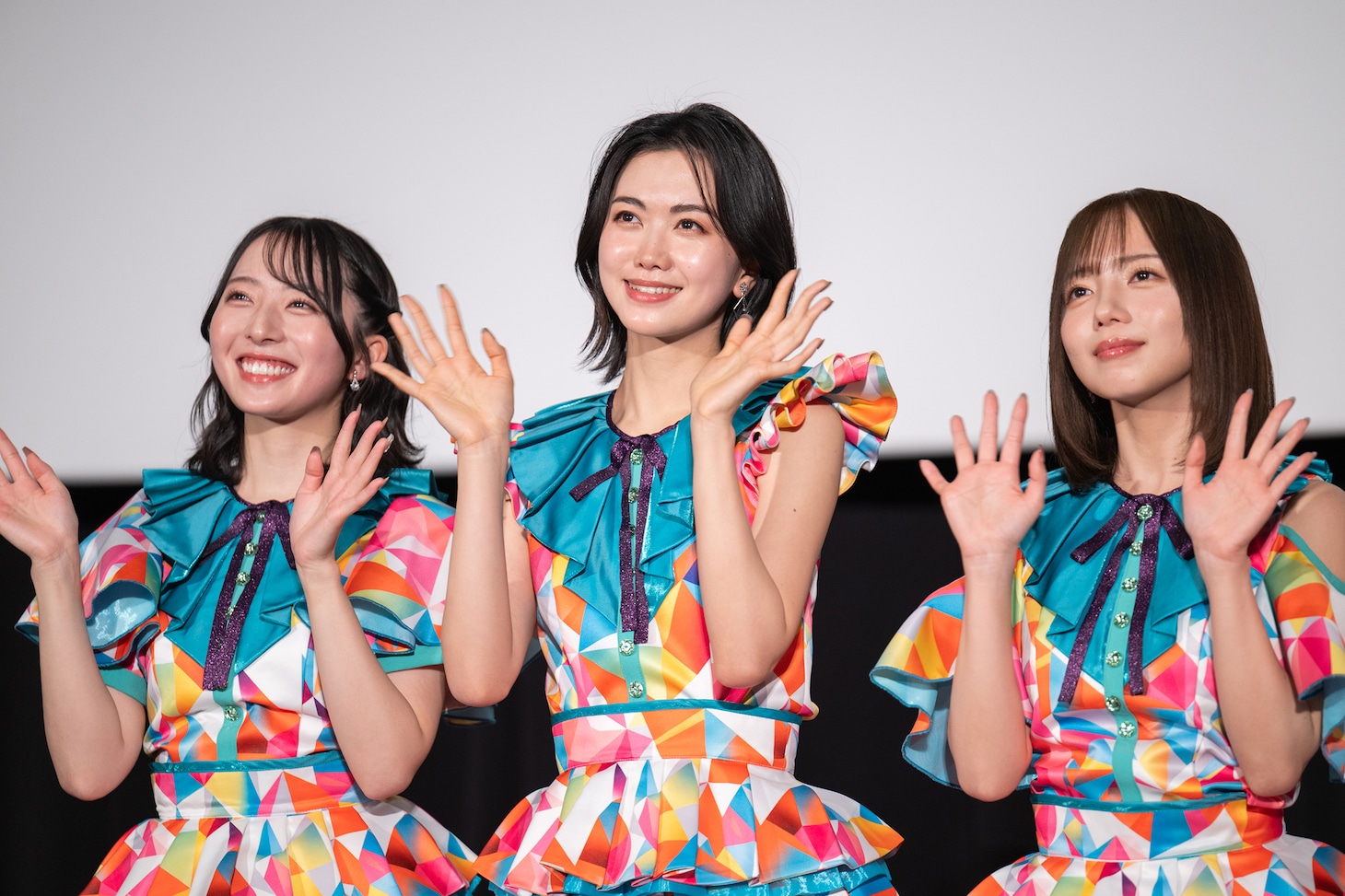 左から三浦美波（今村美月）、大谷梨紗（小川未祐）、山岡真衣（齊藤京子）。