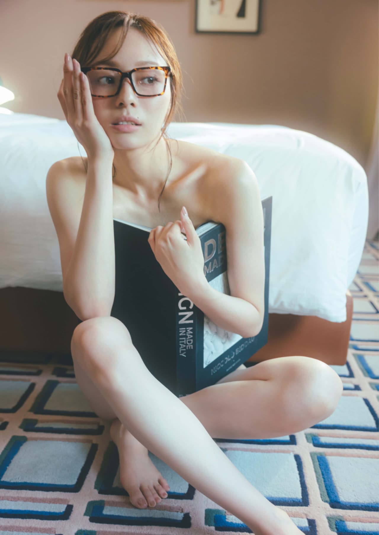 梅澤美波、メガネ姿の読書タイム